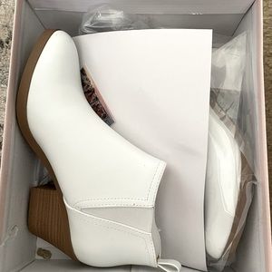 Brand new white boots 🤩